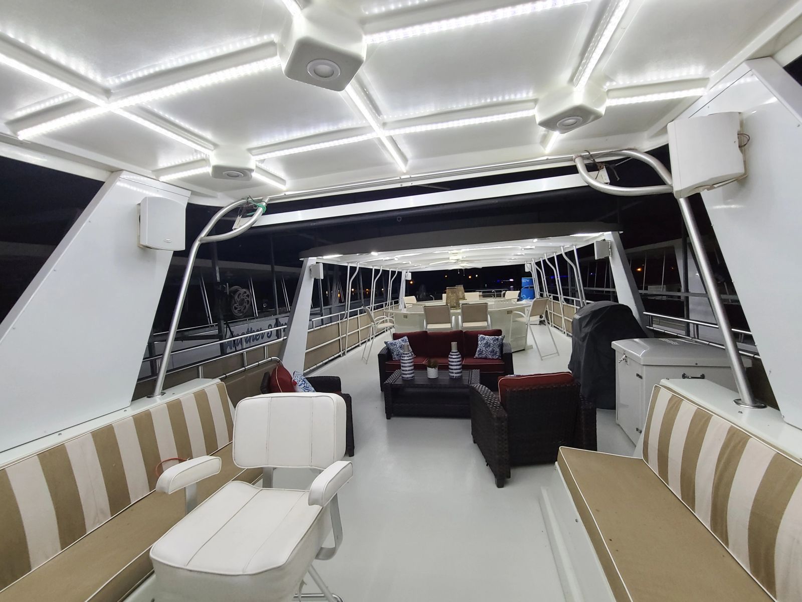 Spacious forward deck seating on the Sharpe houseboat