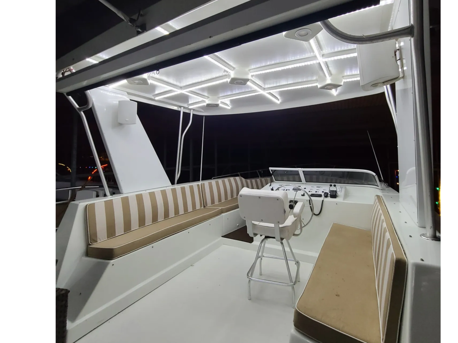 Upper bow dining area with wraparound seating