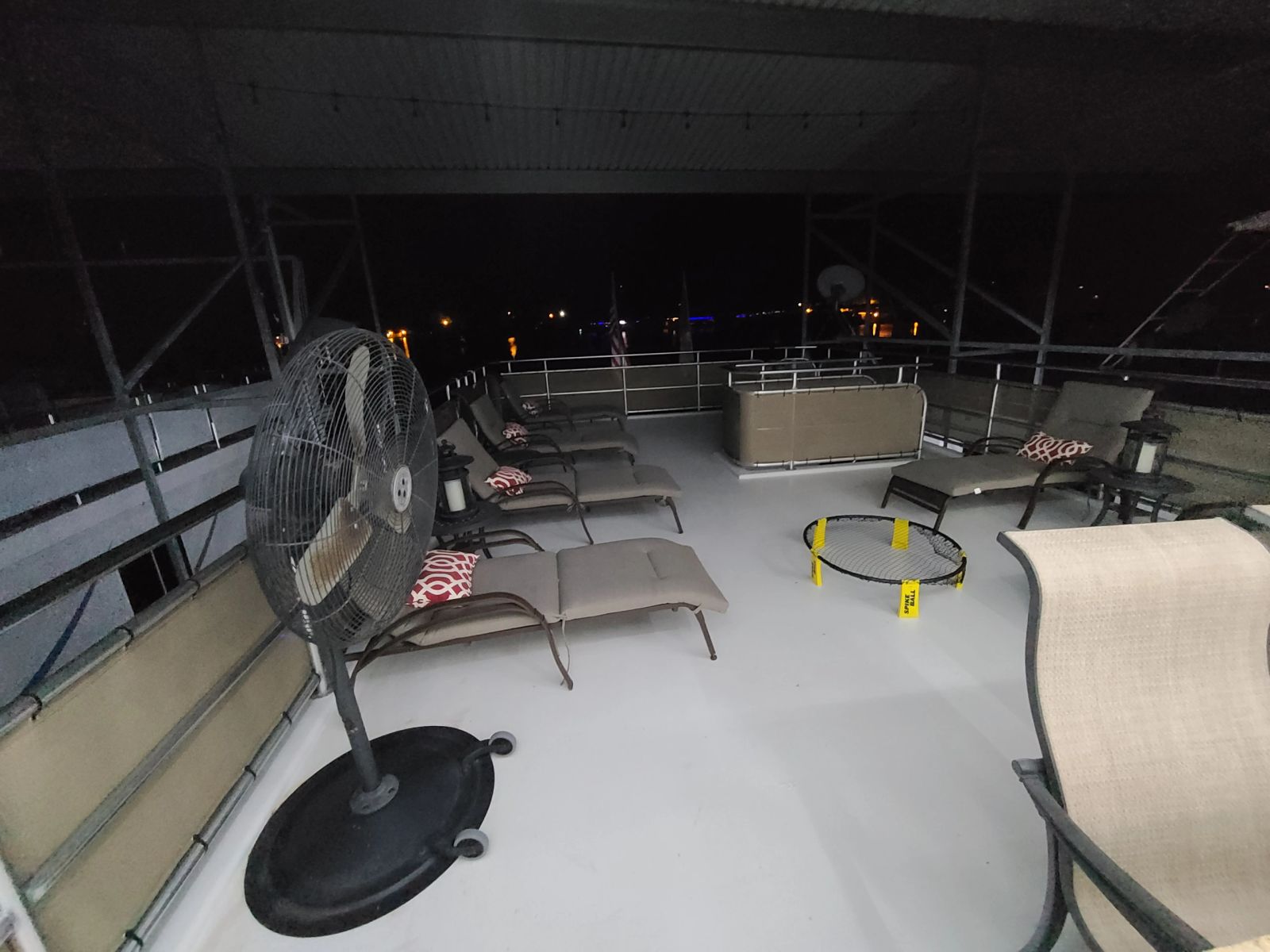 Covered upper deck arranged for relaxing
