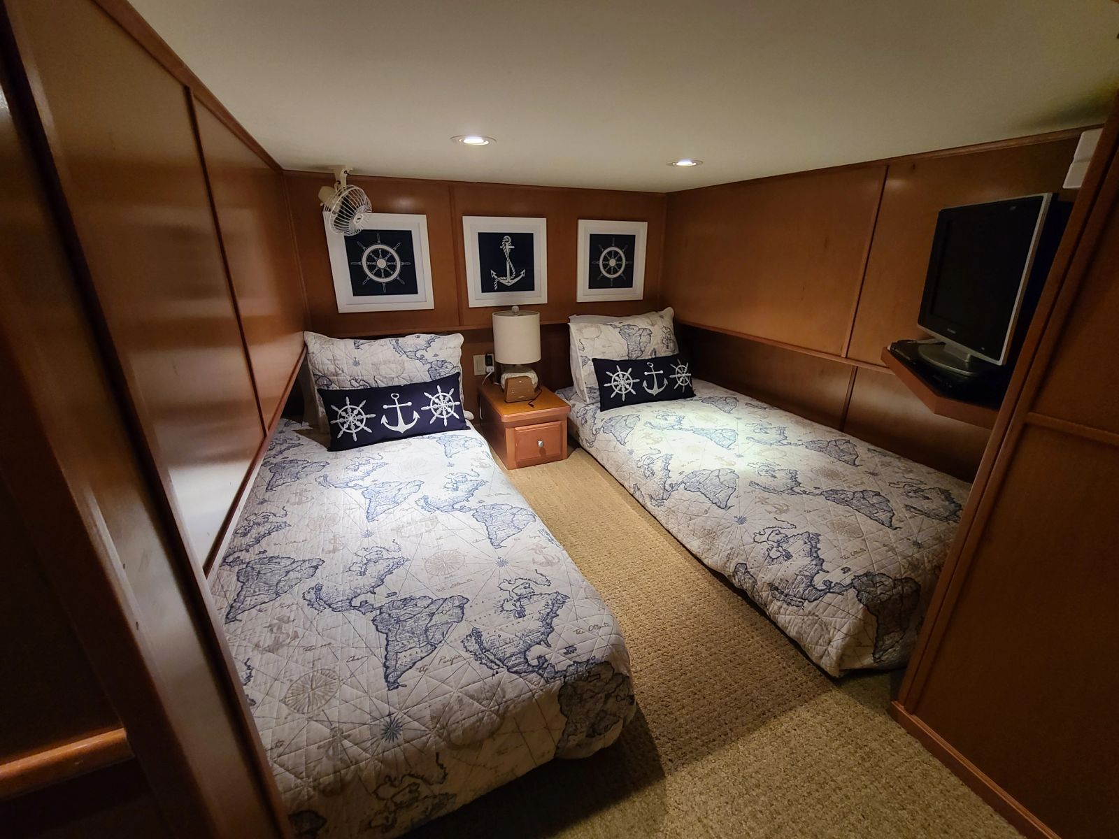 Twin-bed guest room aboard the Sharpe houseboat